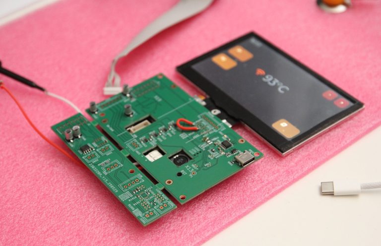 ACTRON LIZARD Touchdisplay mit eigenem Breakoutboard für USB-C und RS-485
