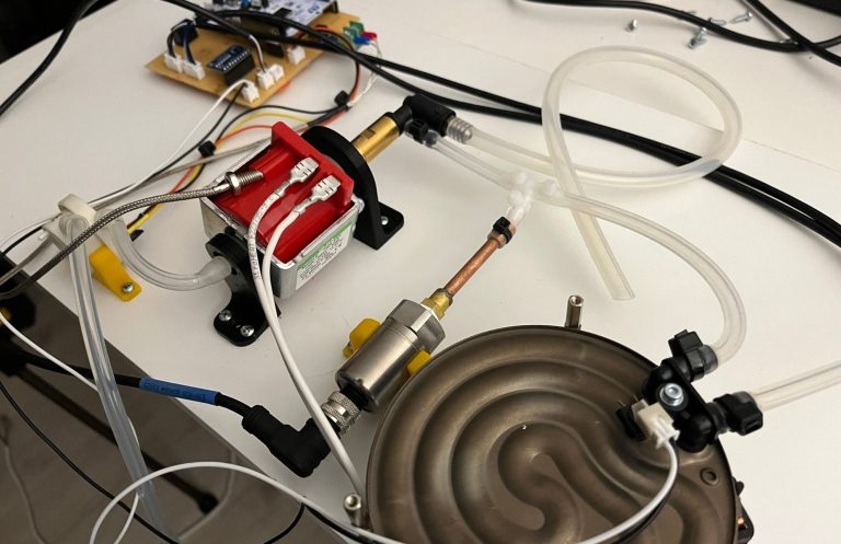 Versuchsaufbau mit Pumpe, Durchlauferhitzer und Temperatursensorik
